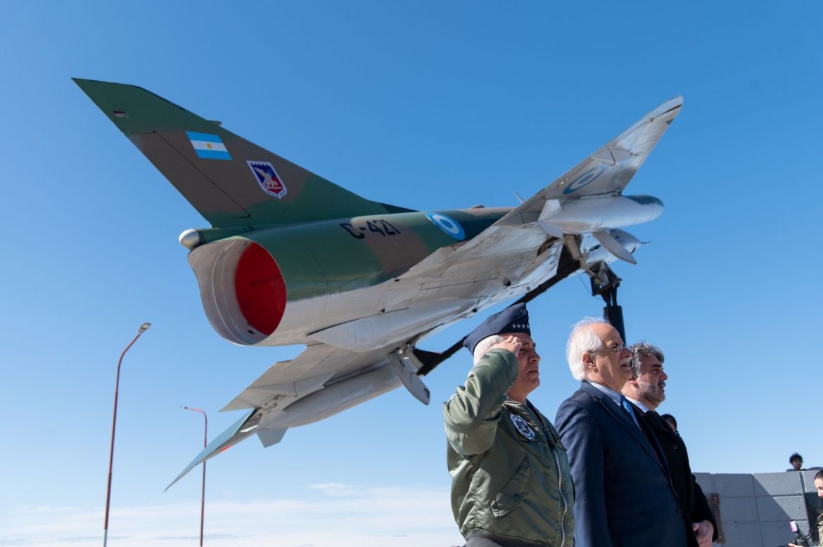 Taiana confirmó que analizan la compra de cazas supersónicos F-16