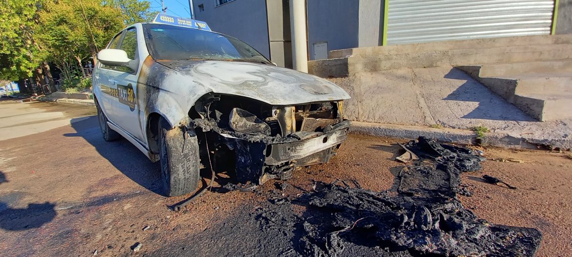 Se incendió un taxi en la zona norte de Santa Rosa