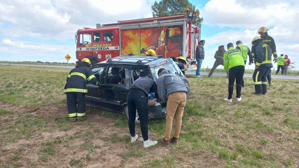Murió una mujer al despistarse una camioneta y chocar al sur de Winifreda