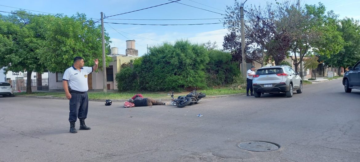 Motociclista herido en un choque con una camioneta en Santa Rosa