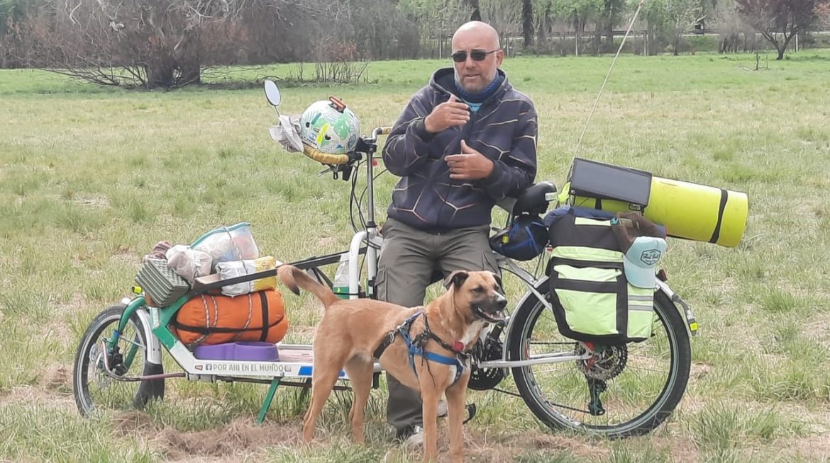 Se aburrió de ser camionero y ahora vive viajando en bicicleta junto a Trompa, su perra peruana
