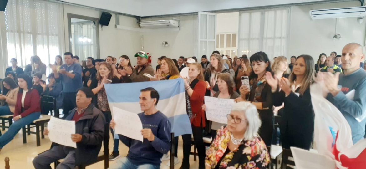 Fuerte protesta de explanes en el concejo en reclamo del reconocimiento de la antigüedad