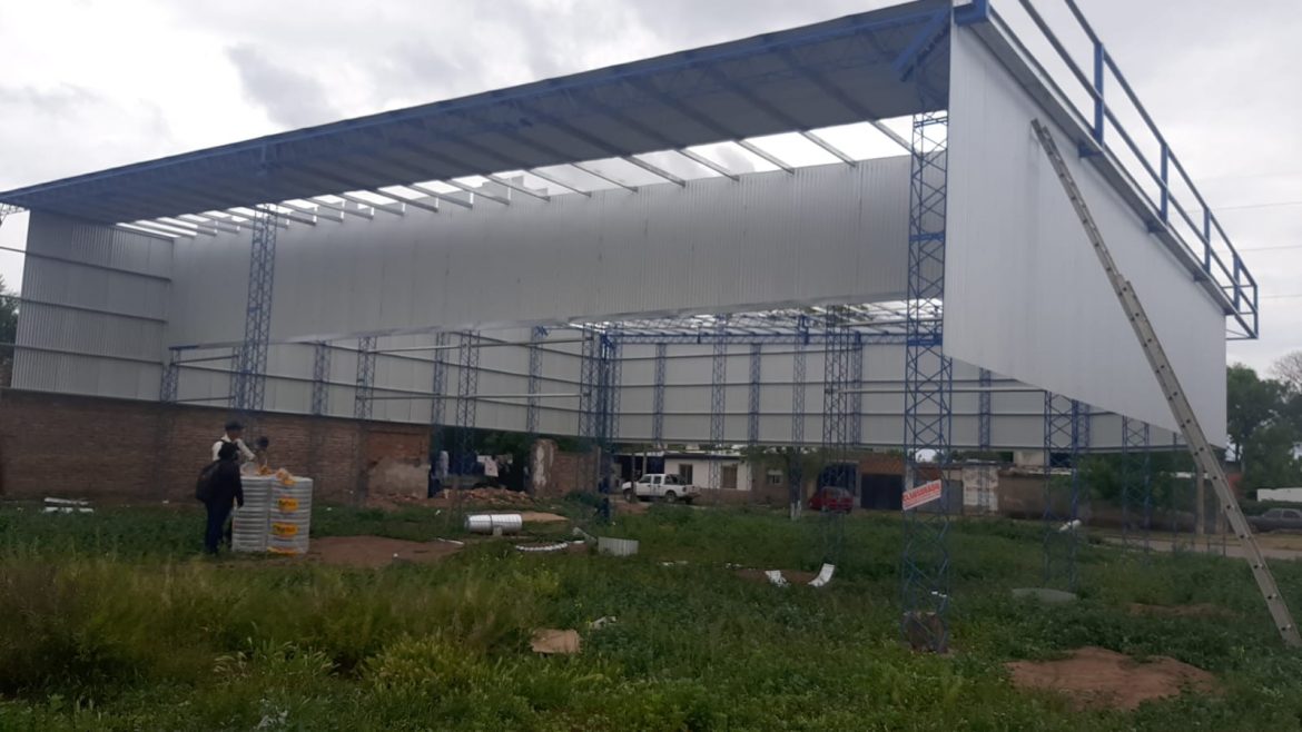 Detectan a trabajadores menonitas sin medidas de seguridad al instalar un galpón