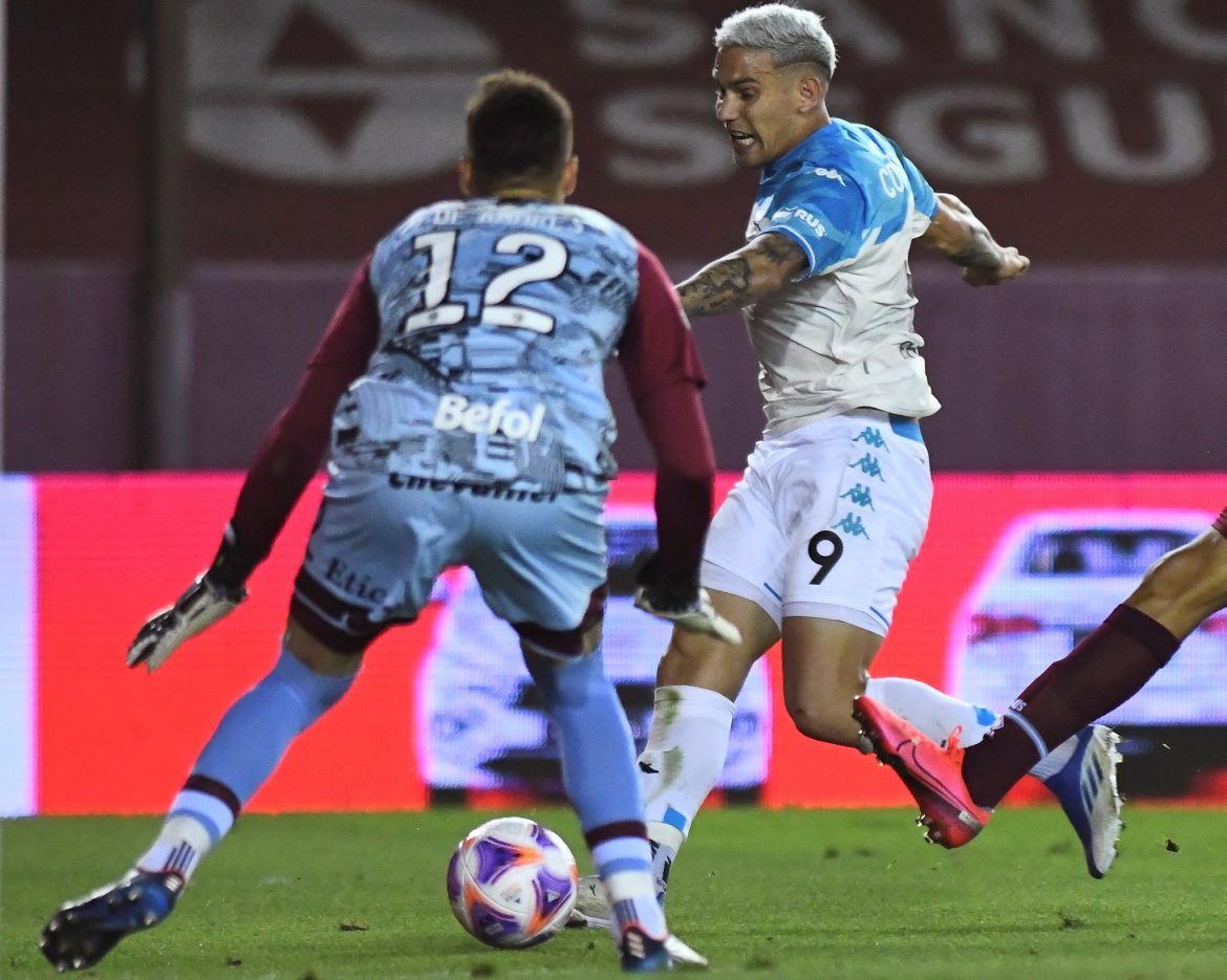 Racing le ganó en su visita a Lanús y es el único líder del torneo