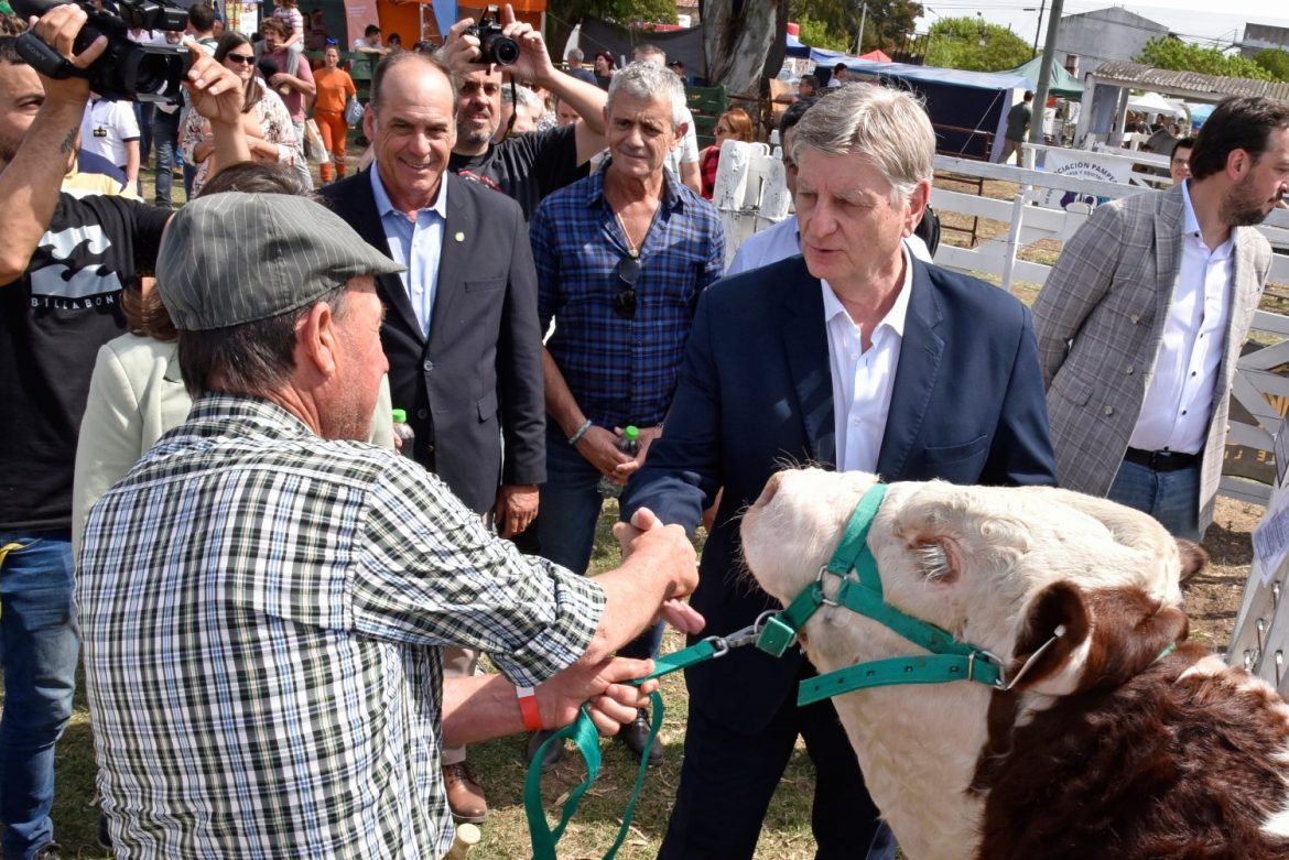 El gobernador Ziliotto anunció baja de impuestos para quienes producen más