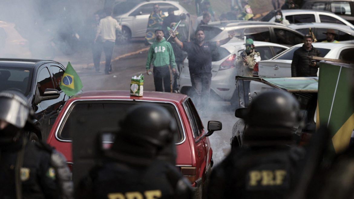 Gobernadores de Brasil y la justicia ordenan despejar los bloqueos de rutas