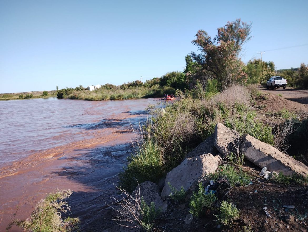 Con botes, drones y perros, retomaron la búsqueda del nene que desapareció en el río Colorado