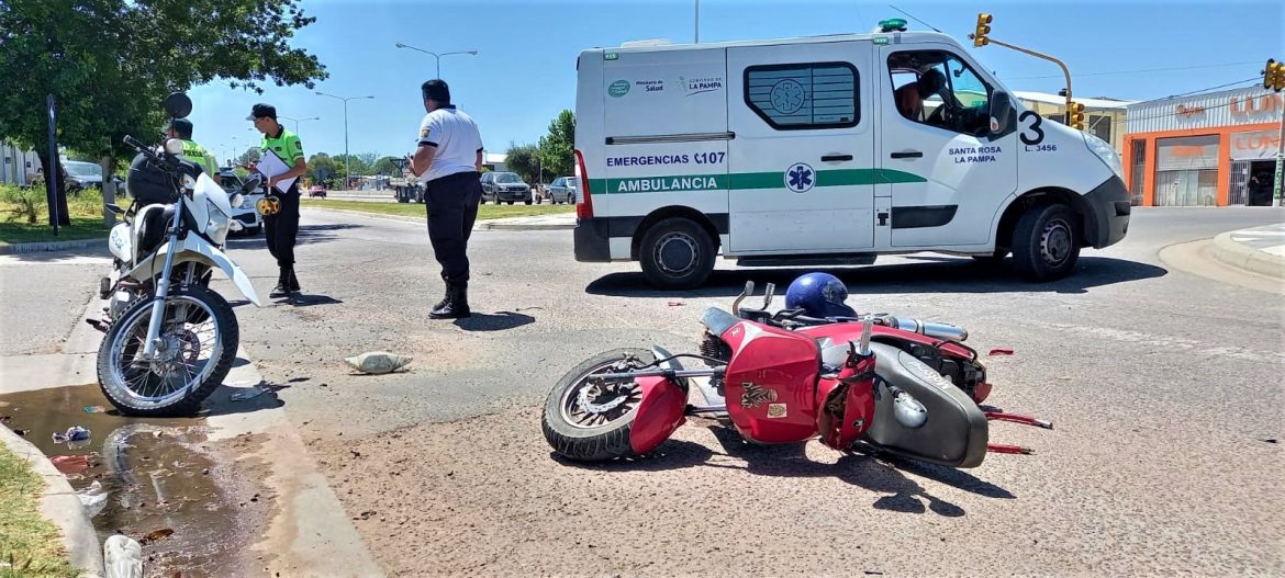 En Santa Rosa pasó en rojo, chocó a un motociclista y se fugó