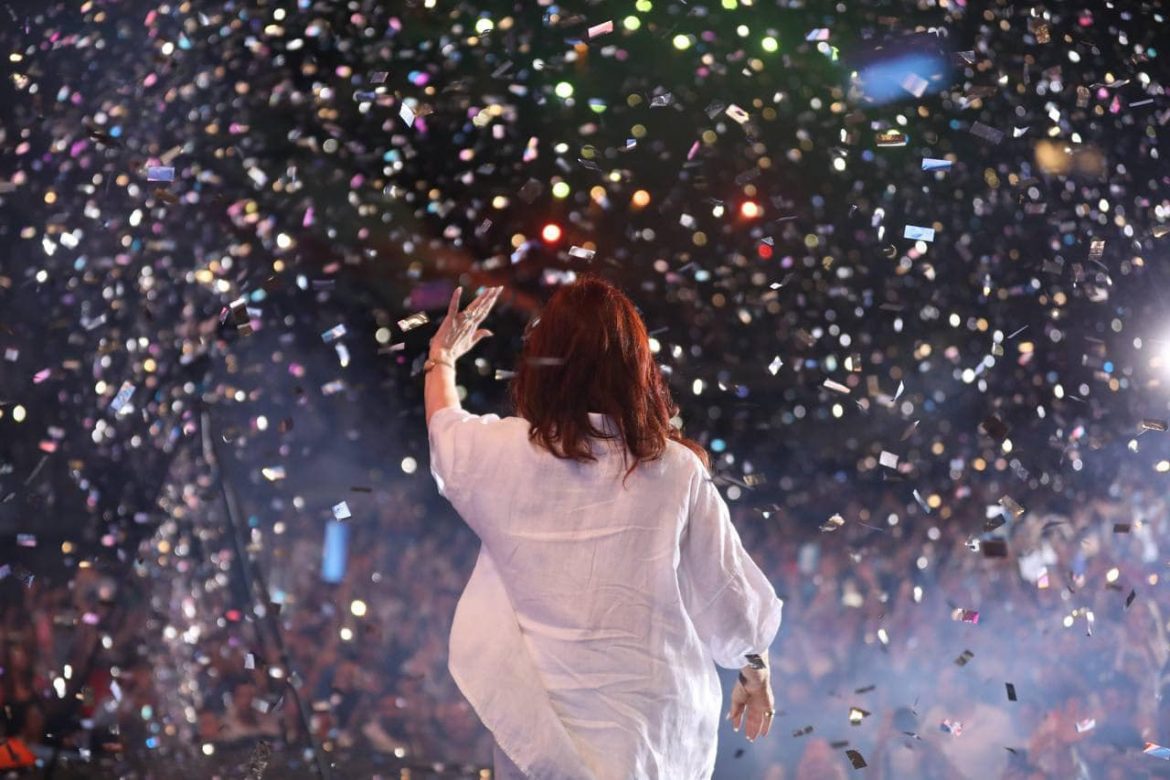 Cristina anuncia su reaparición pública con un picante comentario sobre Milei