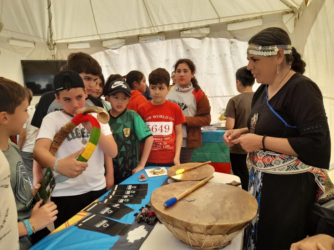 En su primer día, la Feria del Libro recibió unos 3000 visitantes