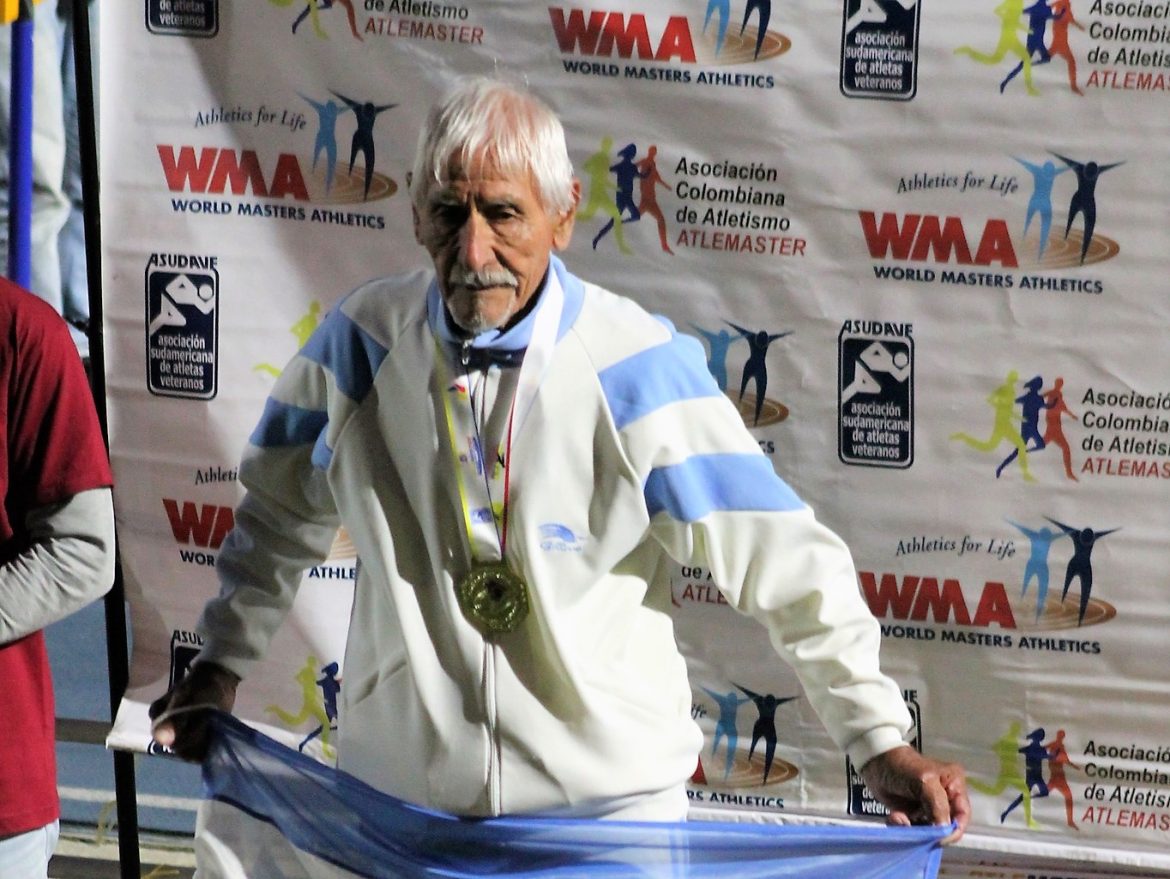 El atleta Ernesto Galván ganó la prueba de cross country en el Sudamericano de Colombia
