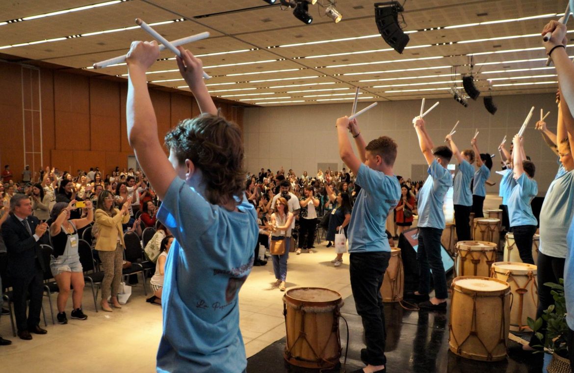 Un grupo de bombo de niños y niñas de San Martín, ovacionado en Córdoba