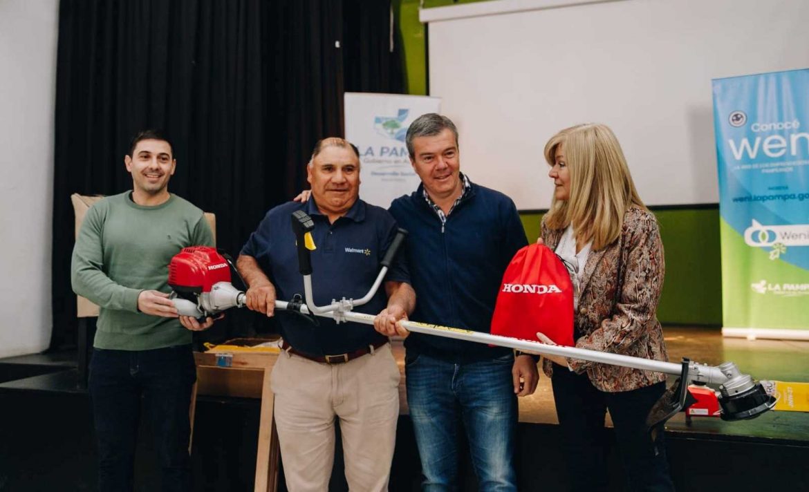 Entregaron maquinarias y herramientas a emprendedores de tres localidades