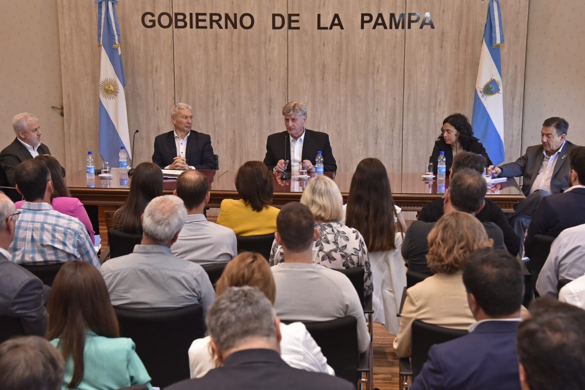 Ziliotto firmó convenios con intendentes para la construcción de casas por $4.500 millones