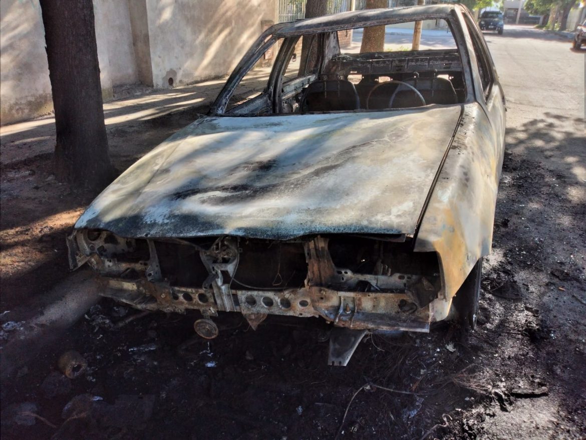 Incendiaron un auto en Santa Rosa