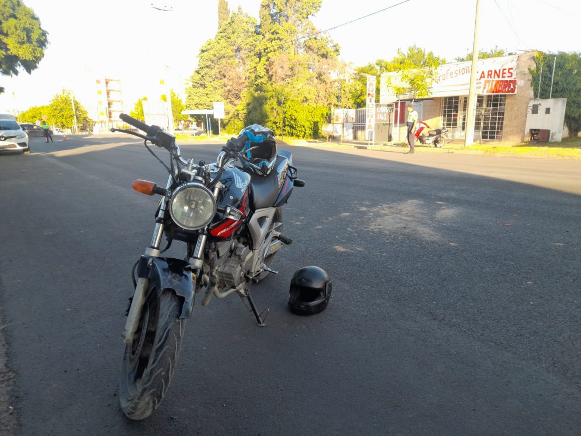 En Santa Rosa, una mujer embarazada chocó en moto y fue hospitalizada