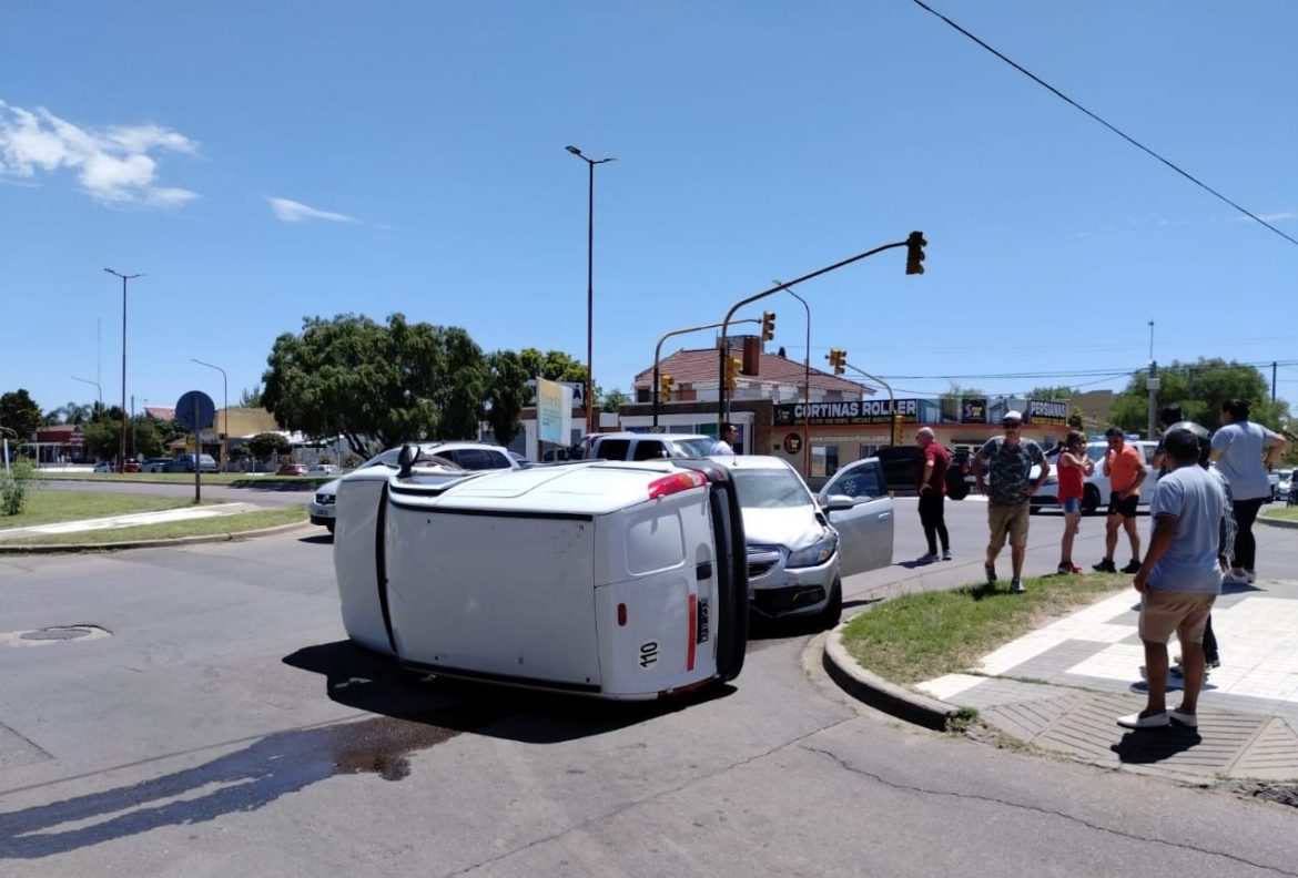 Choque y vuelco en la avenida circunvalación de Santa Rosa