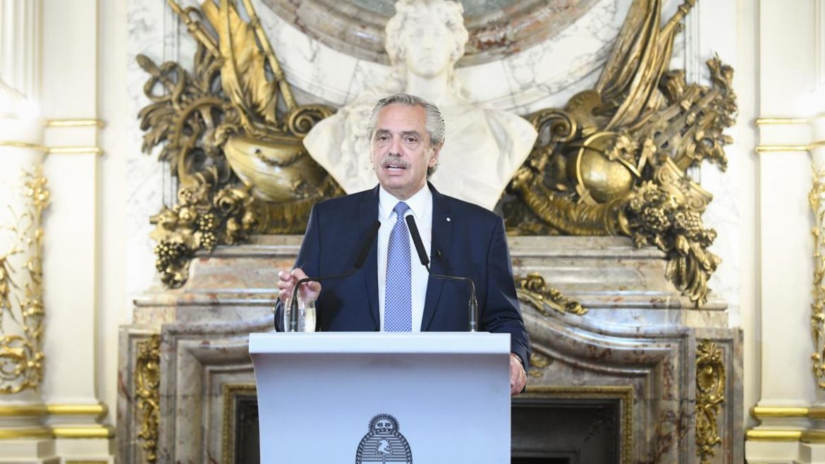 El presidente pidió que se investigue el viaje de los jueces de Clarín a Lago Escondido