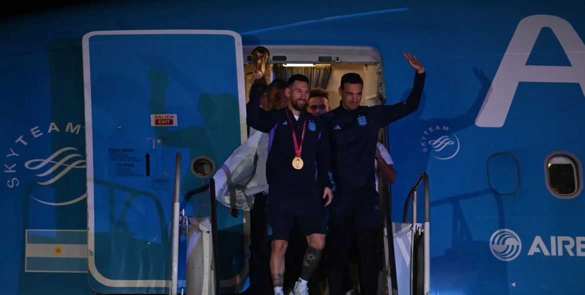 La Selección llegó a país con la Copa del Mundo y fue recibida por una multitud