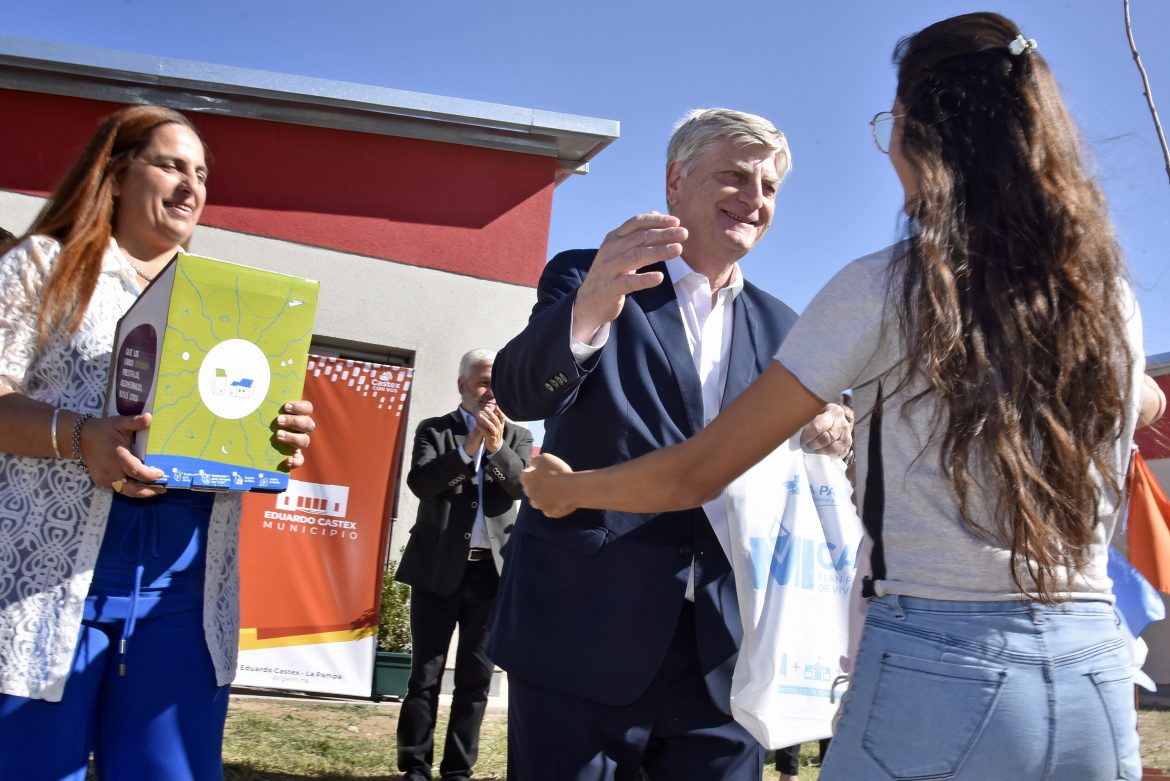 Ziliotto entregó casas y dijo que invirtieron $1800 millones en obras en Castex