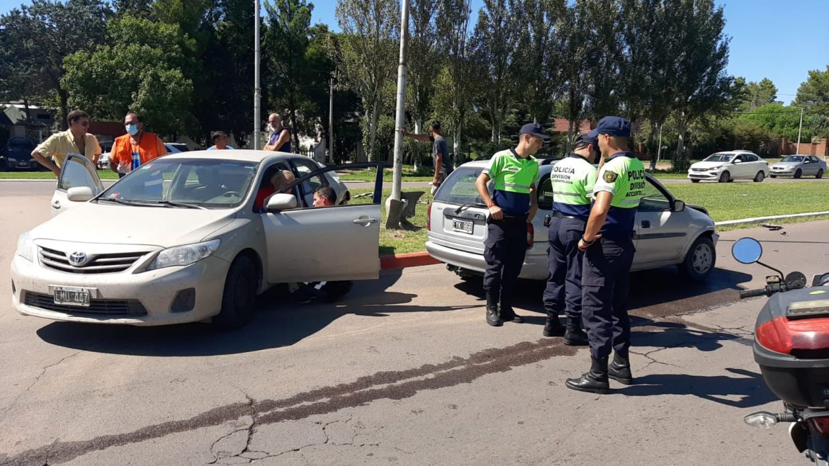 Chocaron dos autos en la avenida Perón