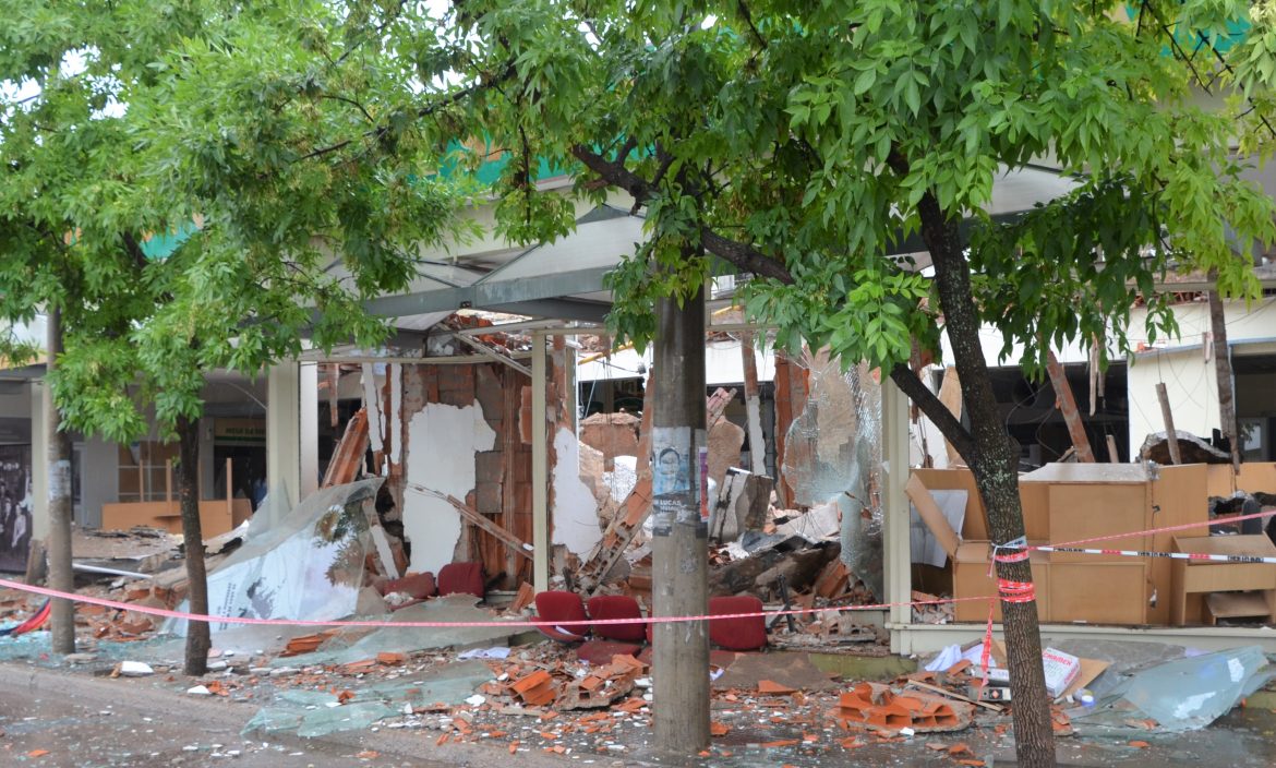 Por la caída del techo de la sede central, la CPE mudó atención del servicio eléctrico al centro Carlos Lorenzo