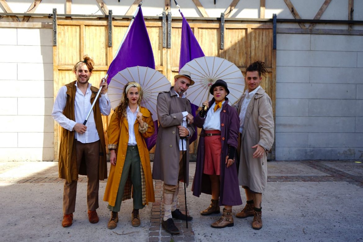 Grupo de teatro callejero se presenta en la plaza San Martín de Santa Rosa
