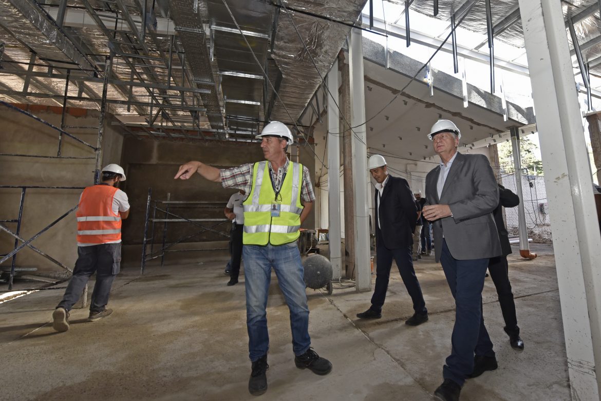 Ziliotto recorrió las obras en la terminal del aeropuerto de Santa Rosa