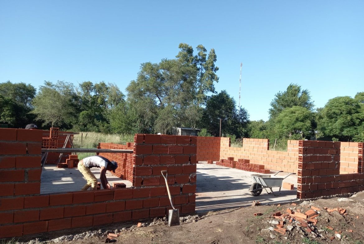Construyen por primera vez dos casas sociales en La Gloria