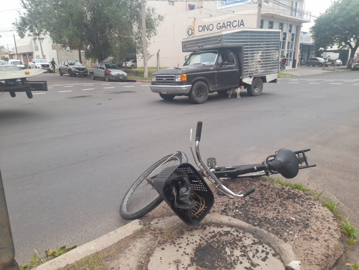 Un ciclista herido al ser atropellado en una esquina de Santa Rosa