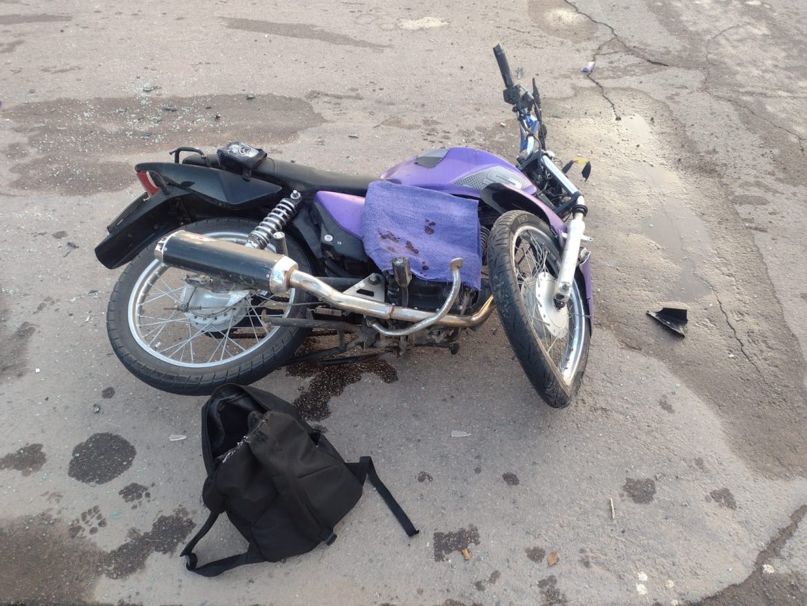 Dos heridos por un choque entre una moto y un auto en la avenida Perón