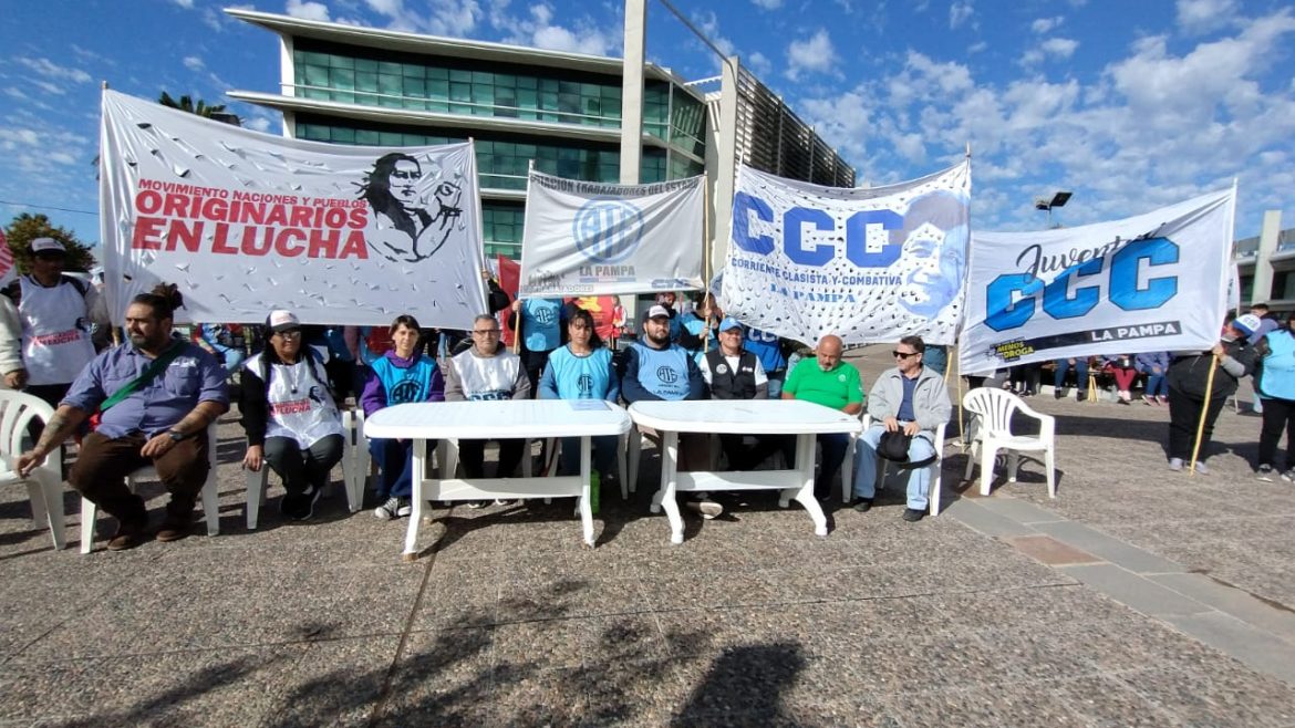ATE marchó al Centro Judicial por el caso Ardura y entregó una nota al fiscal Cazenave