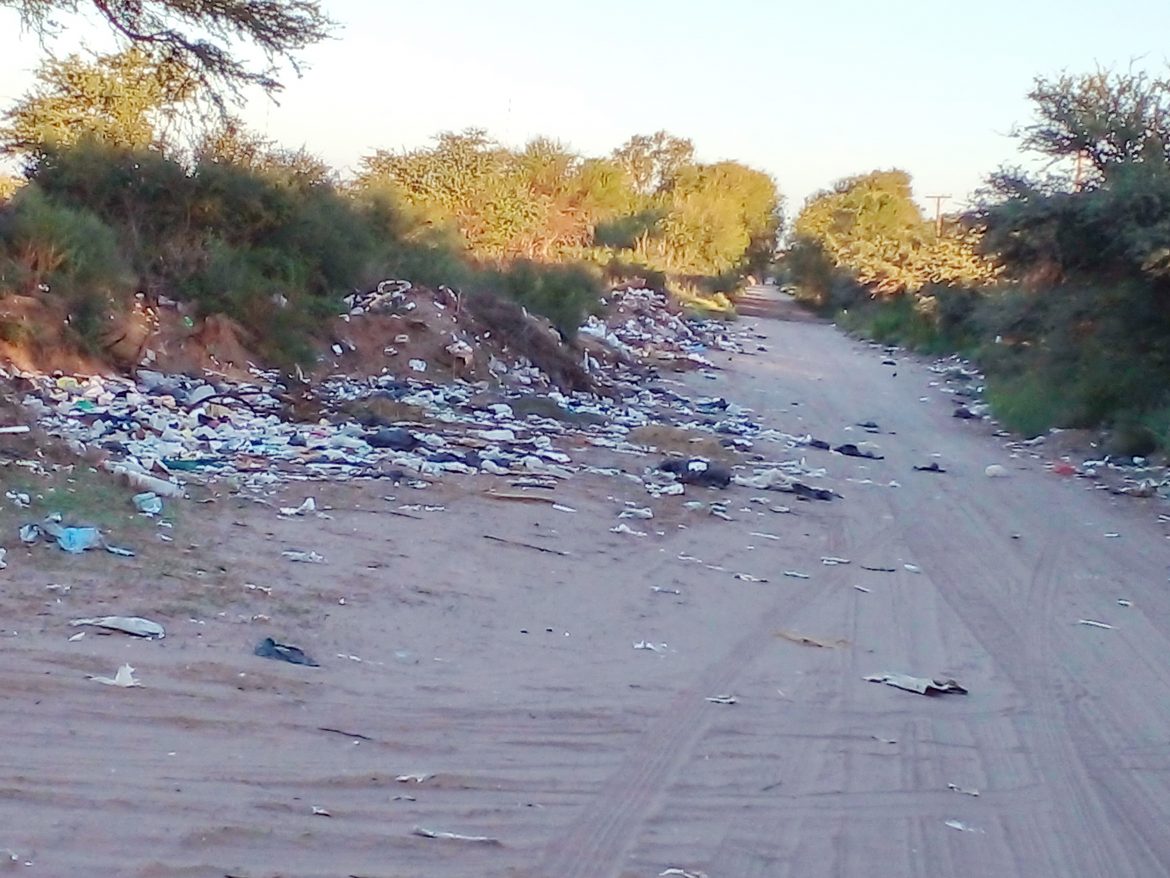 Vecinos y vecinas se quejan por un basural en calle Balbín