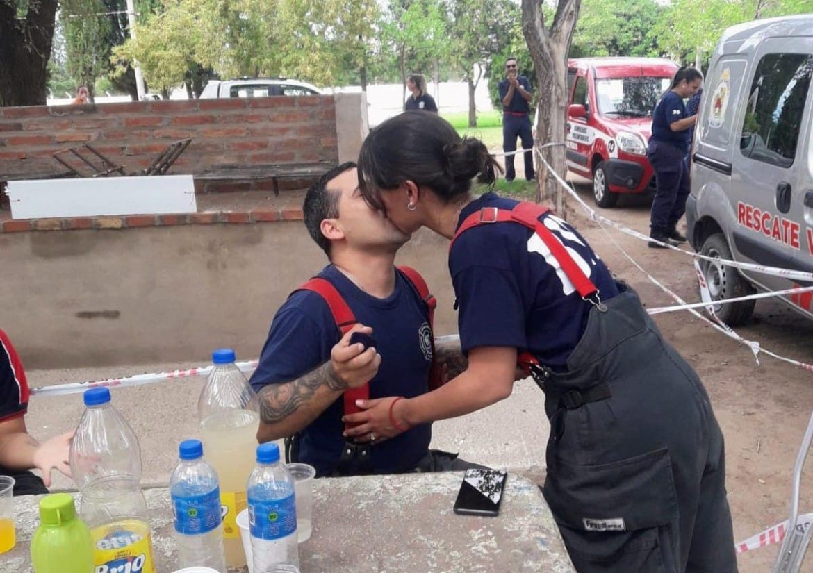¡Qué vivan los novios! Se recibieron de bomberos y se comprometieron ante sus colegas