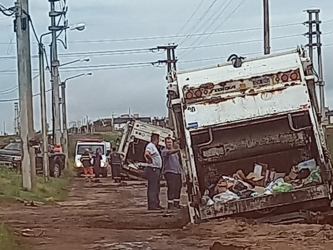 Dos camiones se hundieron en una calle de Santa Rosa