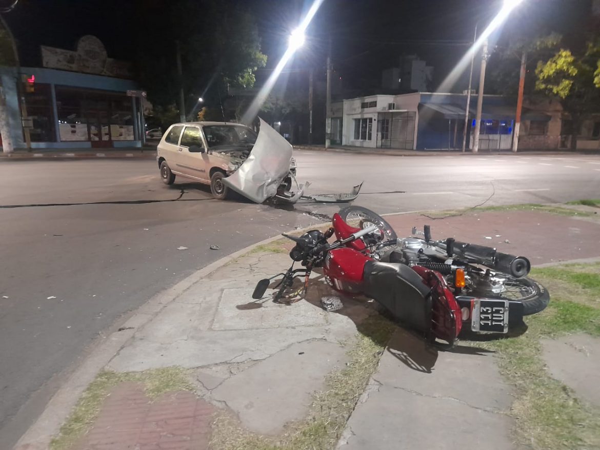 Un joven hospitalizado por choque entre un auto y una moto en Santa Rosa