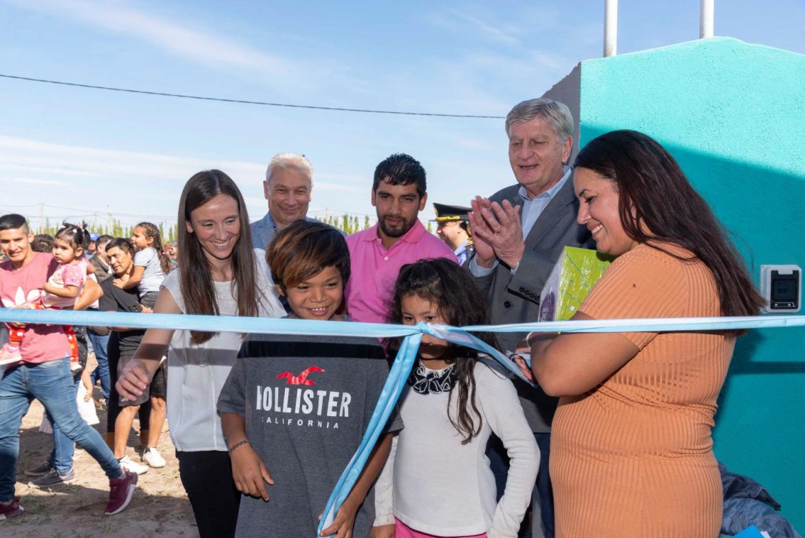 Ziliotto, en Duval: entregó casas y se comprometió a gestionar la repavimentación de la 232
