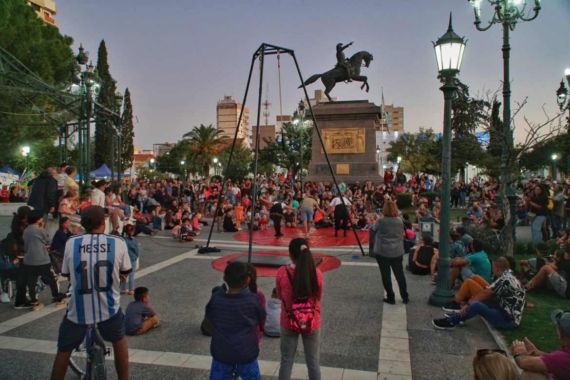 La municipalidad de Santa Rosa cruza a artesanos y dice que la feria de este finde tendrá electricidad