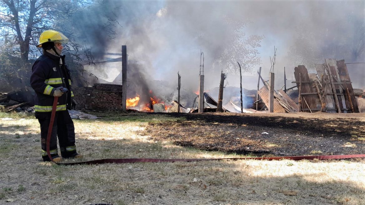 Por un asado, un incendio destruyó un depósito en Santa Rosa