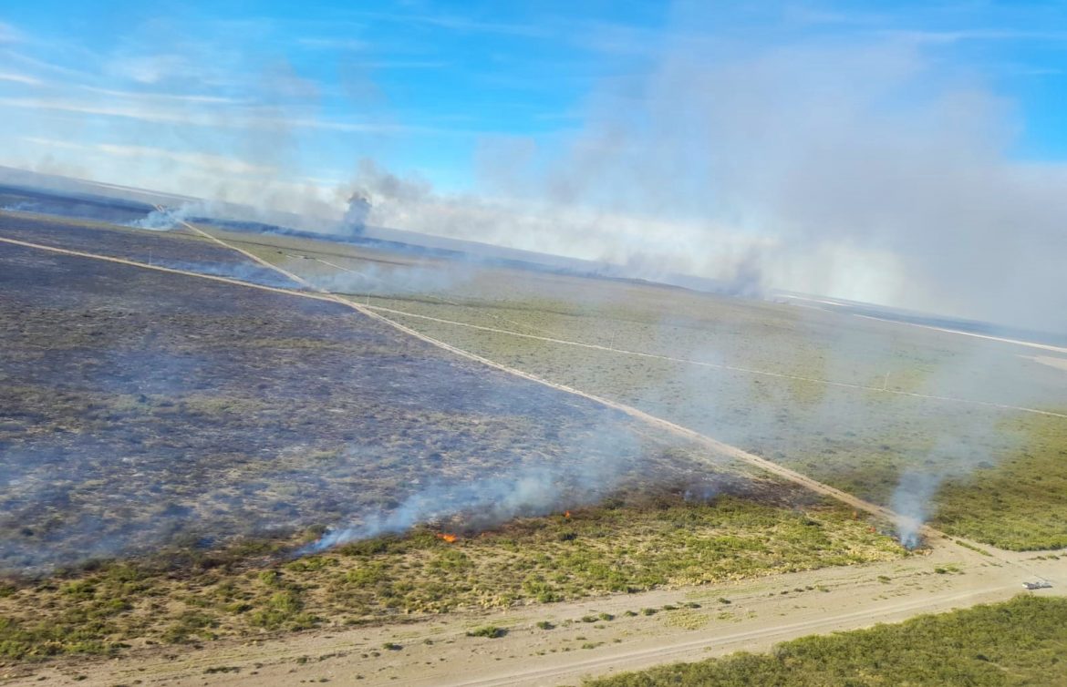 Por caída de rayos hay dos incendios de campos en el sur pampeano