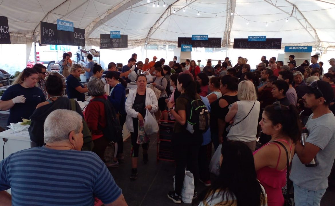 Una multitud en la reapertura del Mercado Municipal de Santa Rosa