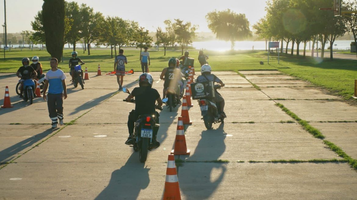 Entrega de cascos y capacitación en conducción segura en Santa Rosa