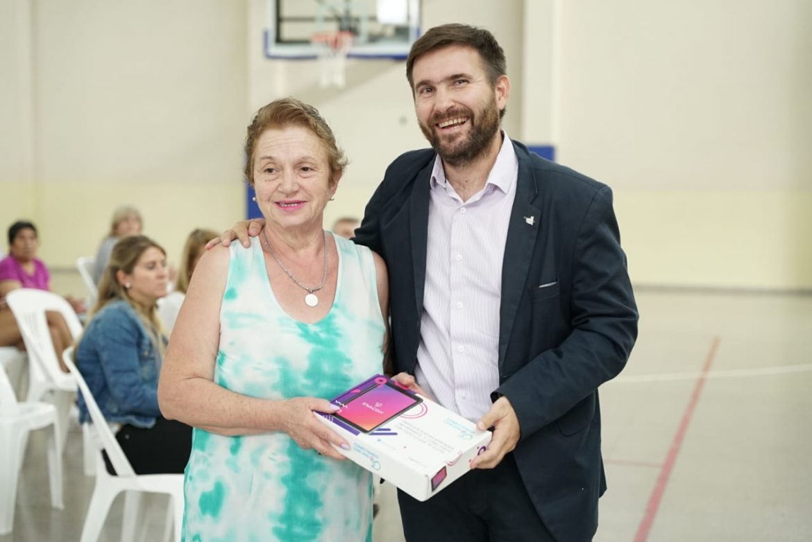 Conectando con Vos: entregaron otras 200 tablets en la provincia