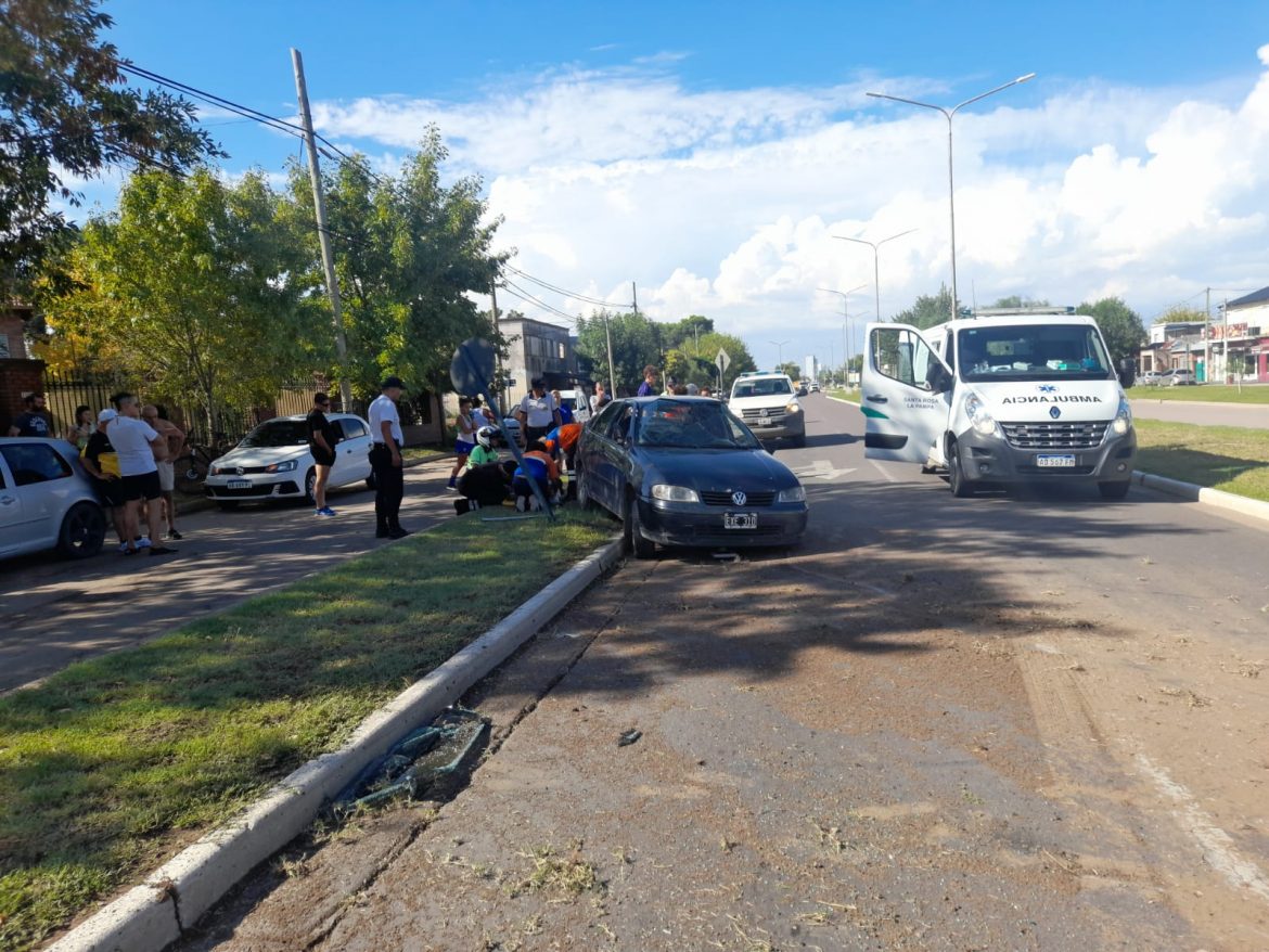 Volcaron en la avenida Perón: dos jóvenes hospitalizados