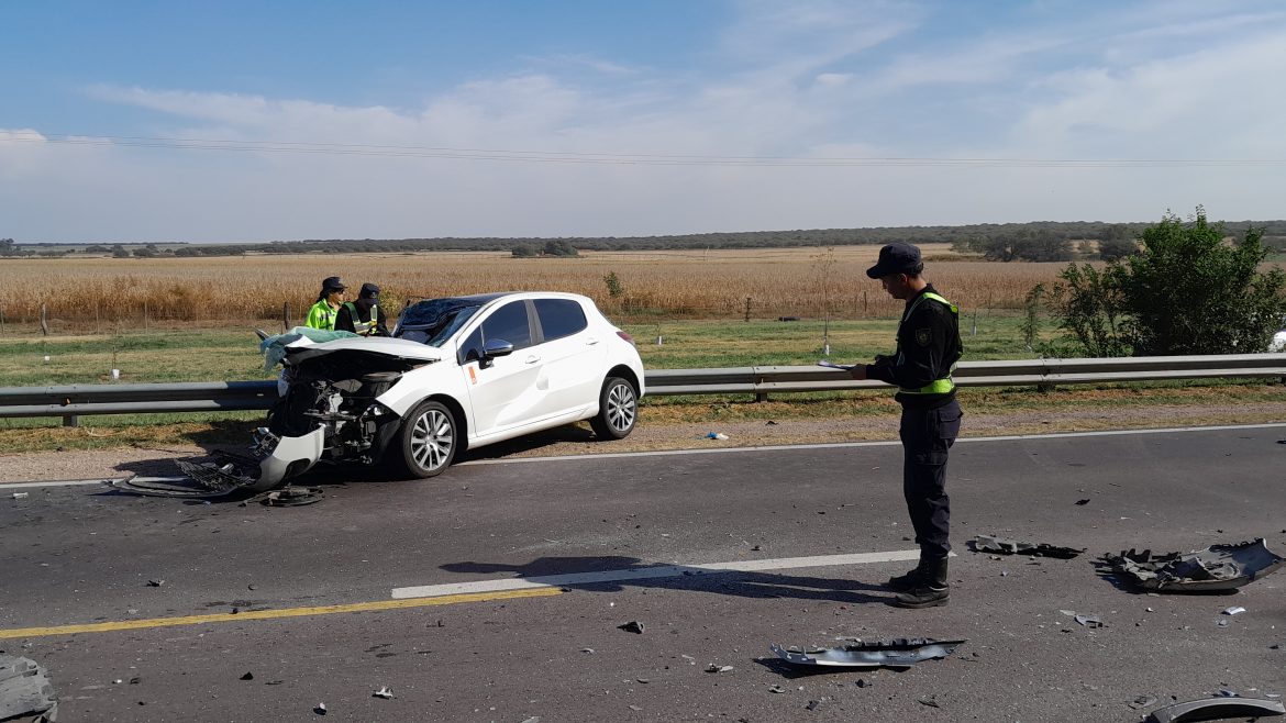 Un hombre, rescatado por bomberos en un choque en la 35