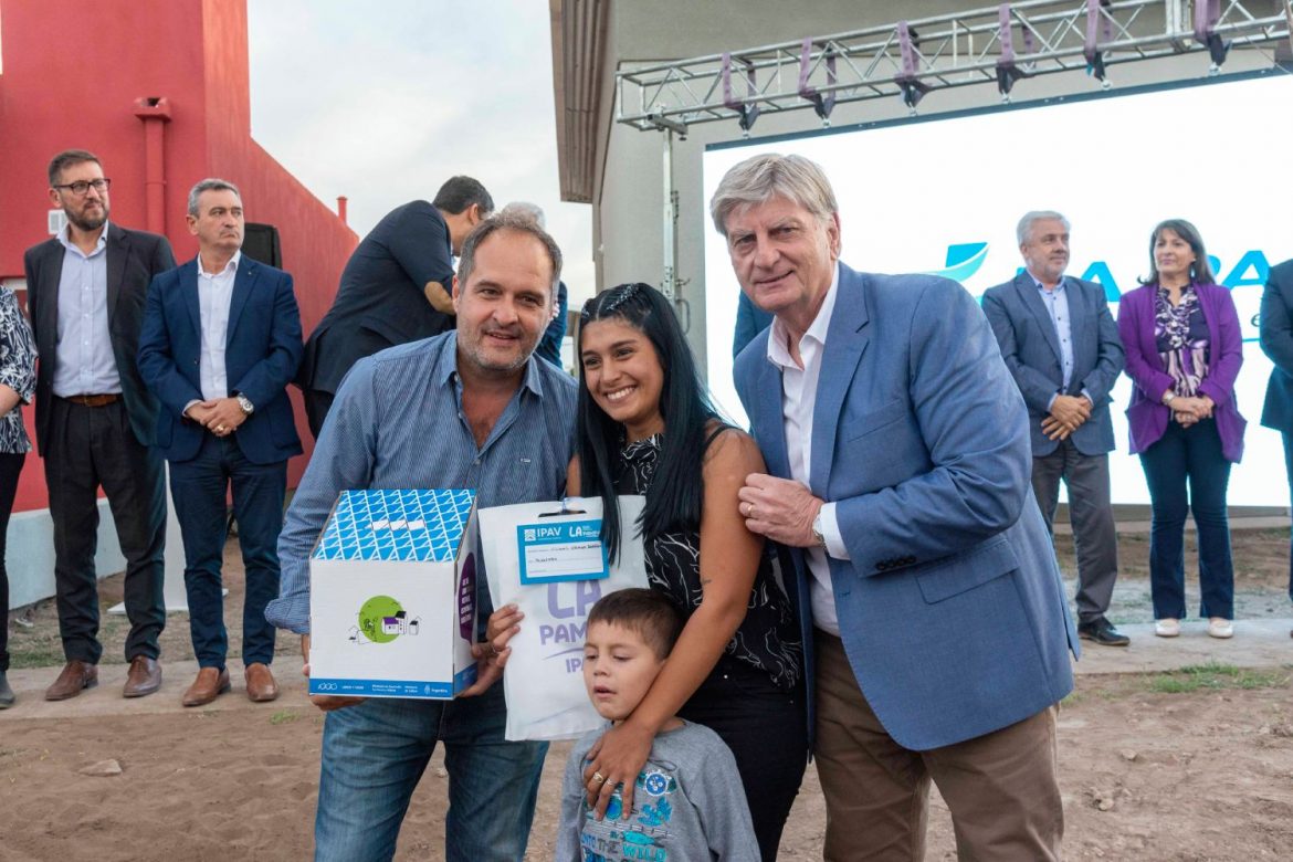 Ziliotto y Maggiotti entregaron casas en Toay y acordaron más para Santa Rosa y Pico
