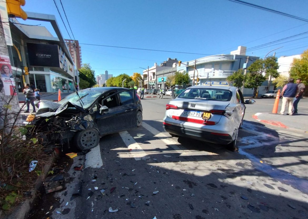 Choque en esquina semaforizada del centro de Santa Rosa