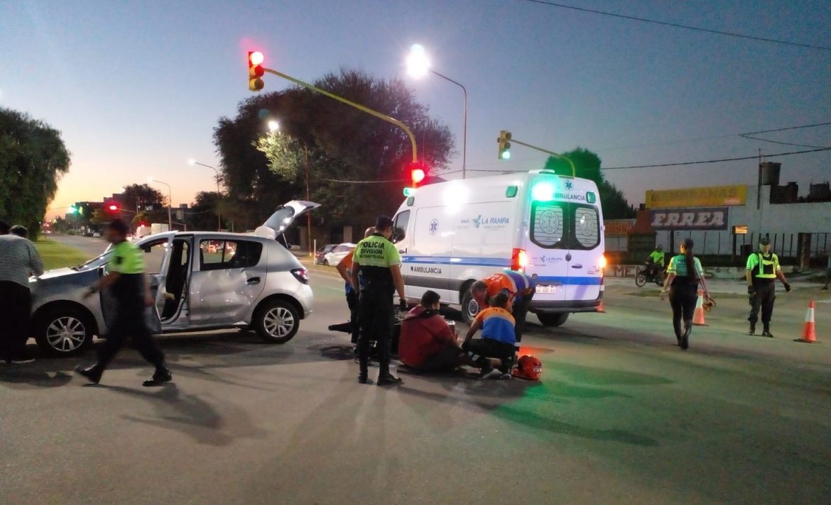 Chocaron un auto y una moto en Santa Rosa