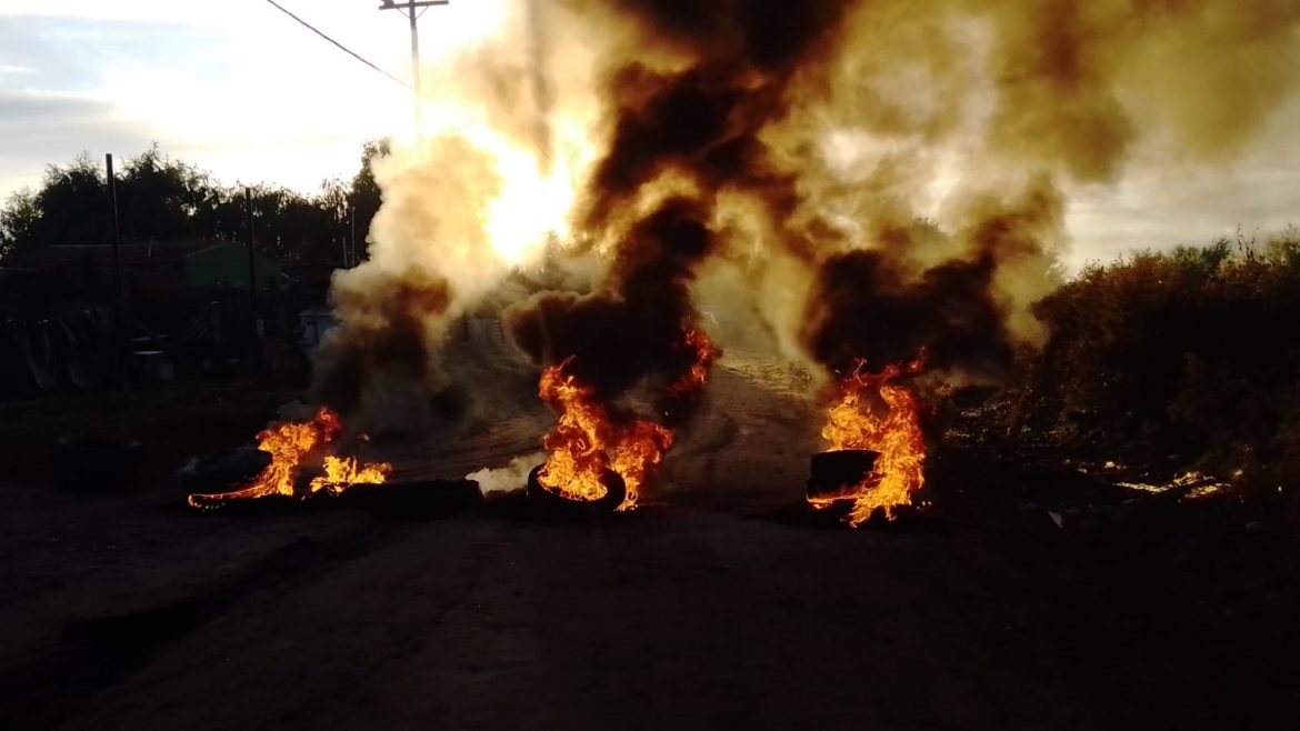 Familias de El Nuevo Salitral cortan calles en reclamo de luz y urbanización del barrio