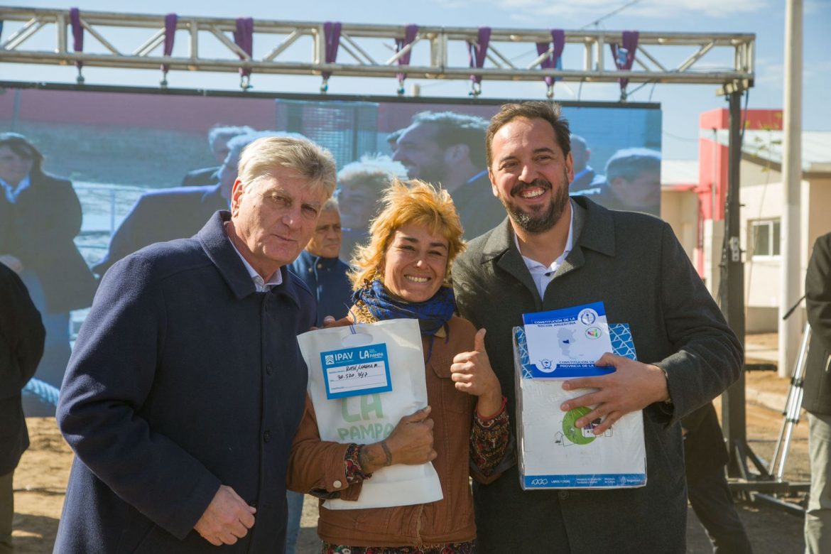 Ziliotto encabezó entrega de 99 viviendas en Santa Rosa: “Vamos a seguir haciendo tozudamente casas”